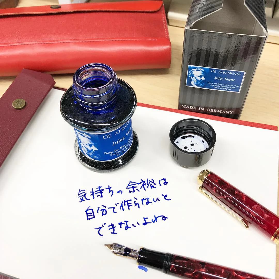 青いボトルインクと赤い万年筆で書いた手書き文字