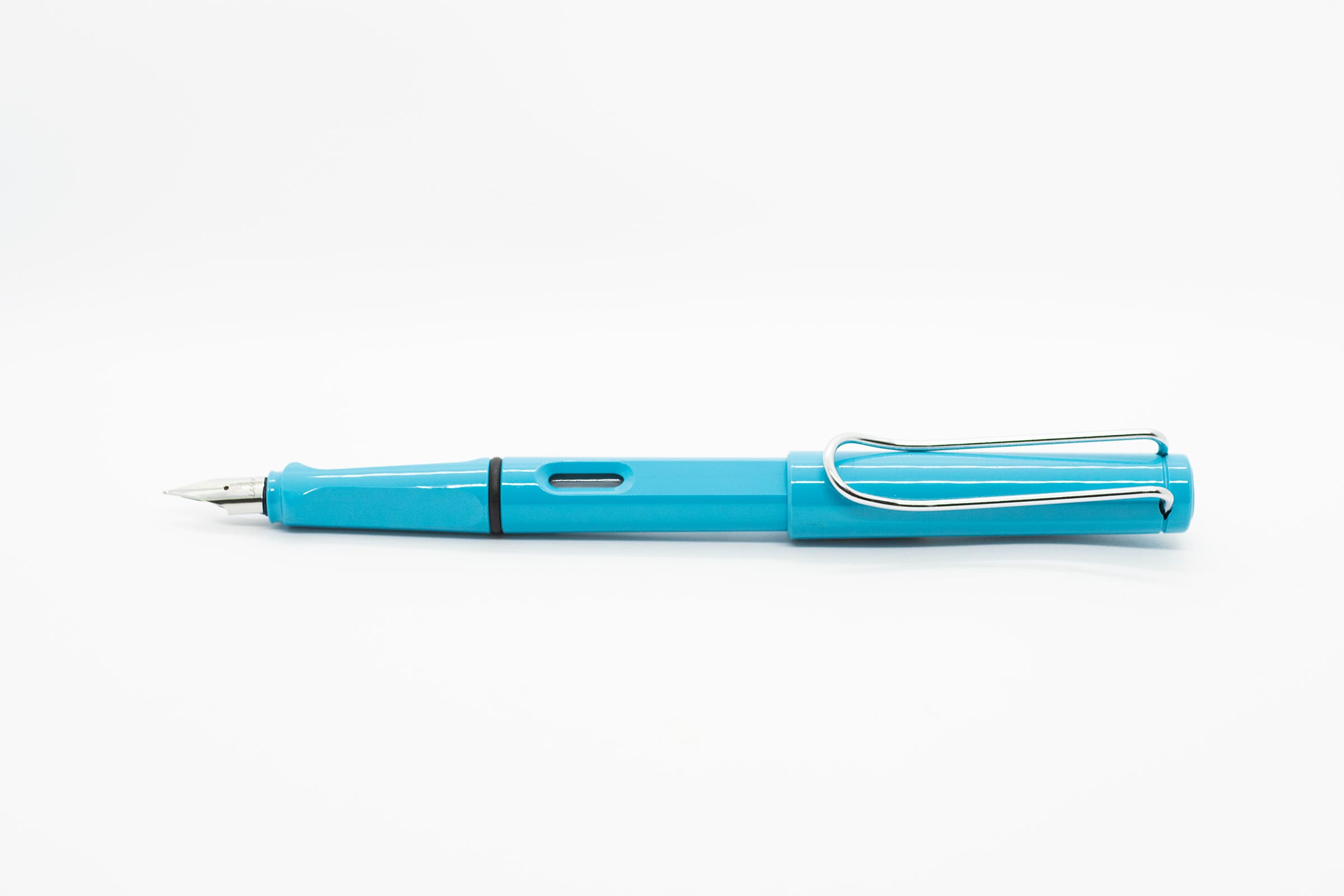 白い背景に横向きに置いたLAMY Safari アクアマリン。明るいターコイズ色の軸とキャップ、シルバーのニブとクリップ