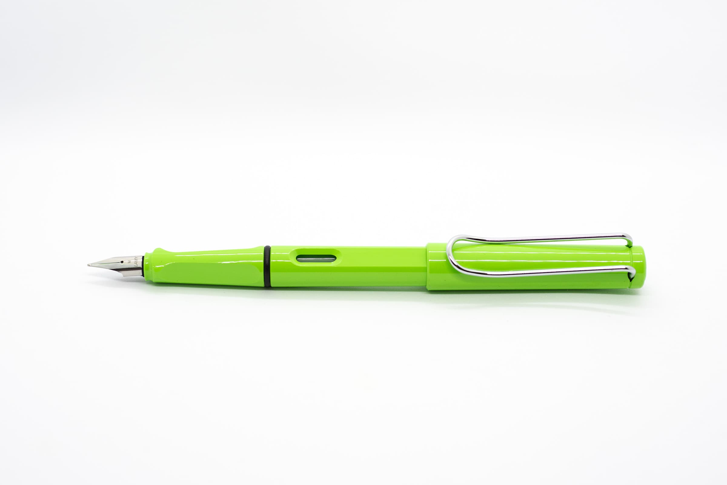 白い背景に横向きに置いたLAMY Safari アップルグリーン。鮮やかな緑色の軸とキャップ、シルバーのニブとクリップ