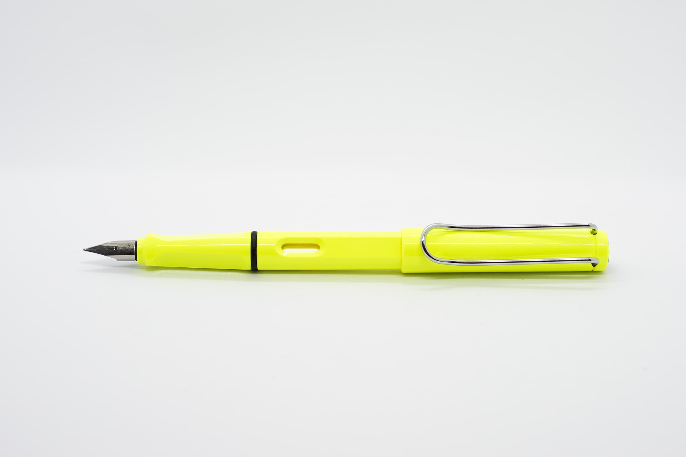 白い背景に横向きに置いたLAMY Safari ネオン。蛍光イエローの軸とキャップ、シルバーのニブとクリップ
