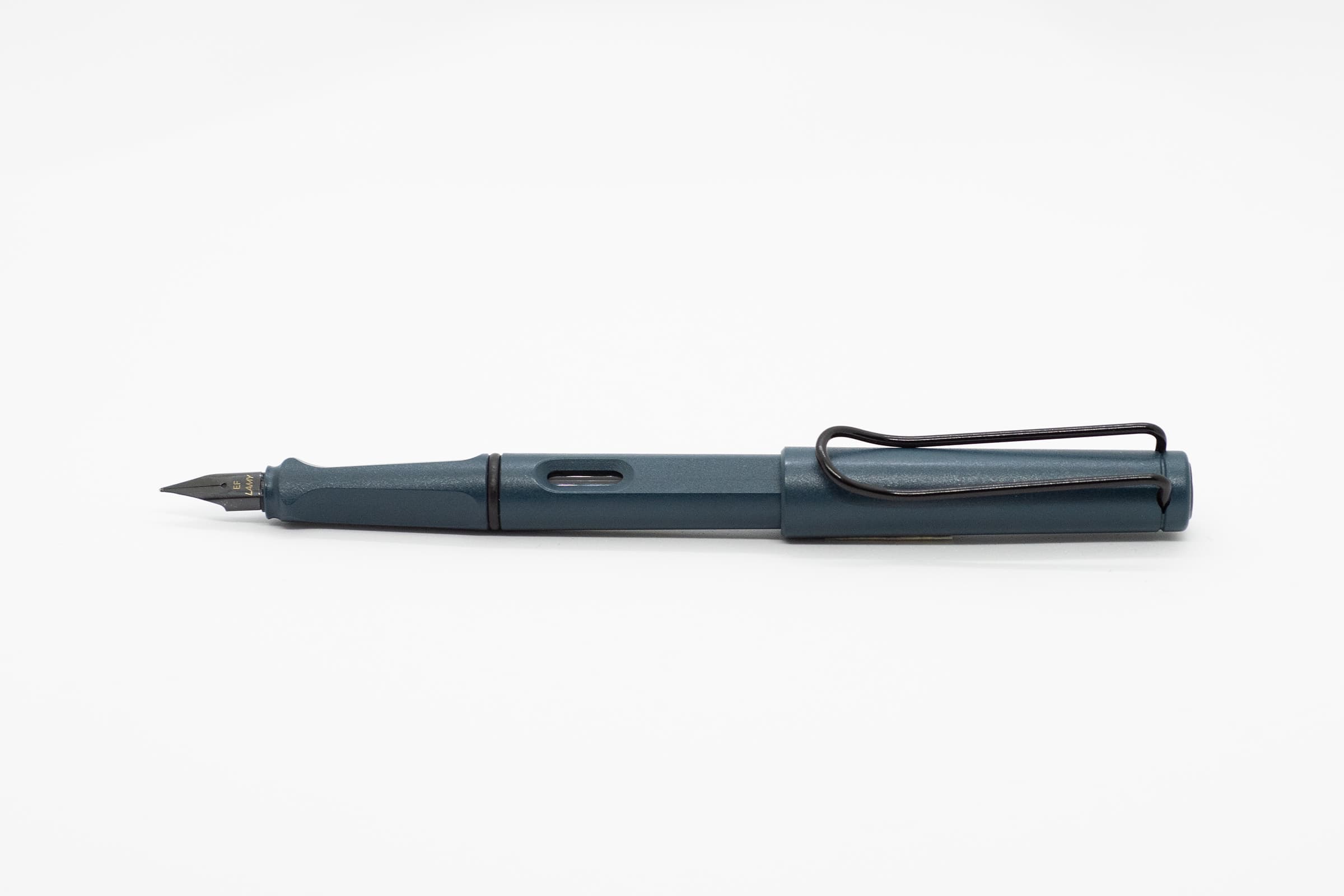 白い背景に横向きに置いたLAMY Safari ペトロール。マットな青緑色の軸とキャップ、黒いニブとクリップ