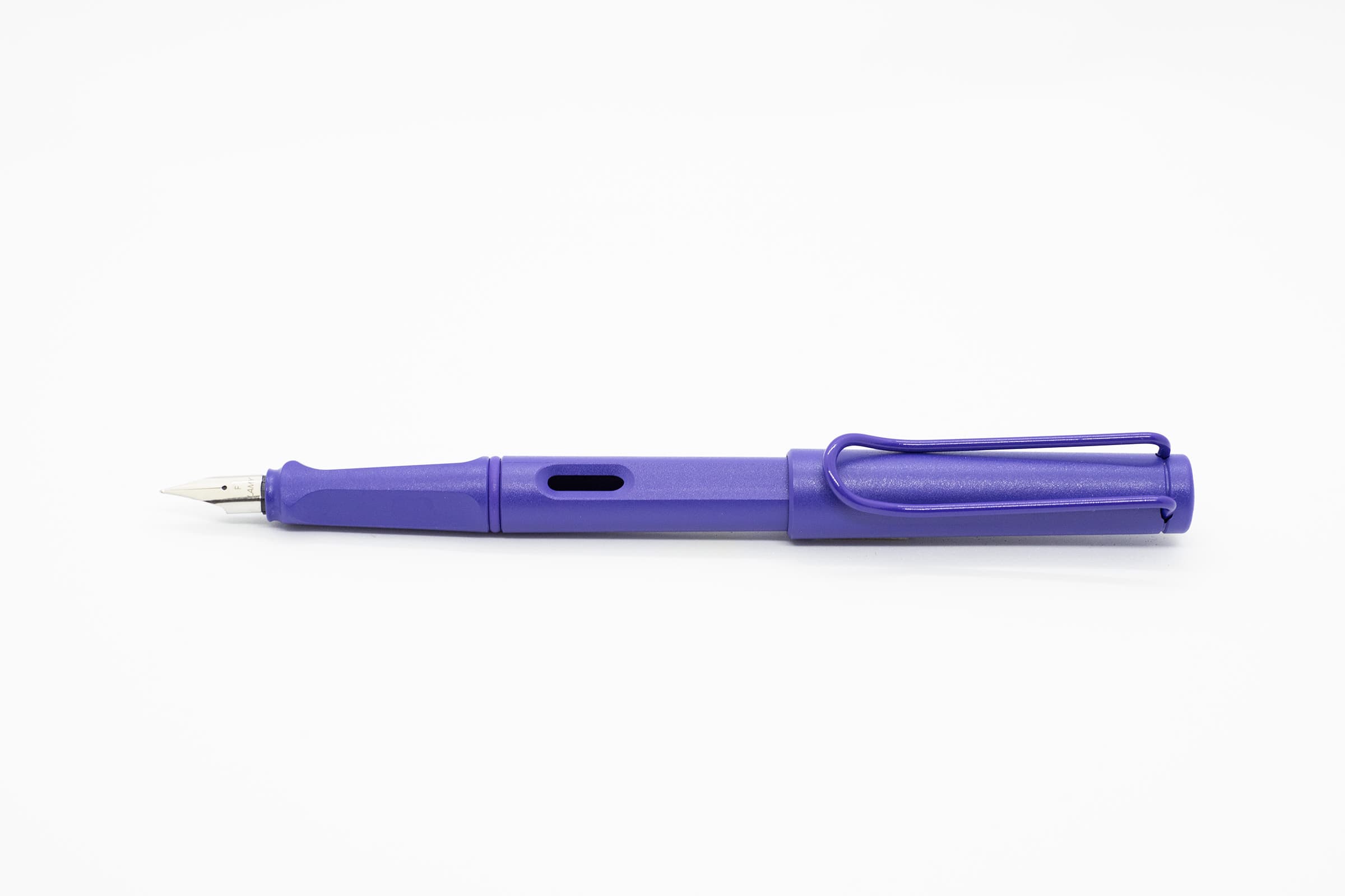 Side view of a LAMY Safari Violet (2020) on a white background