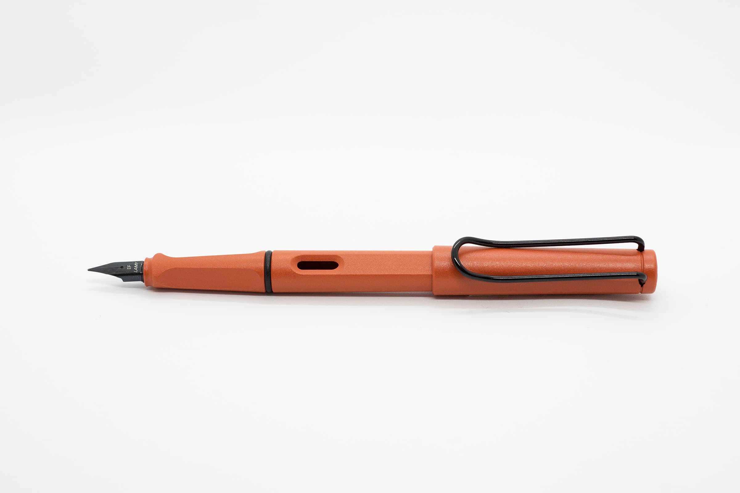 白い背景に横向きに置いたLAMY Safari テラレッド。赤茶色の軸とキャップ、黒いニブとクリップ