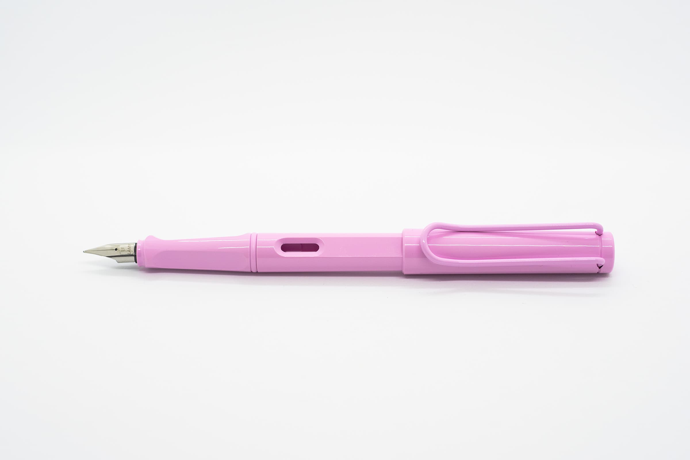 白い背景に横向きに置いたLAMY Safari ライトローズ。淡いピンクの軸とキャップ、シルバーのニブ