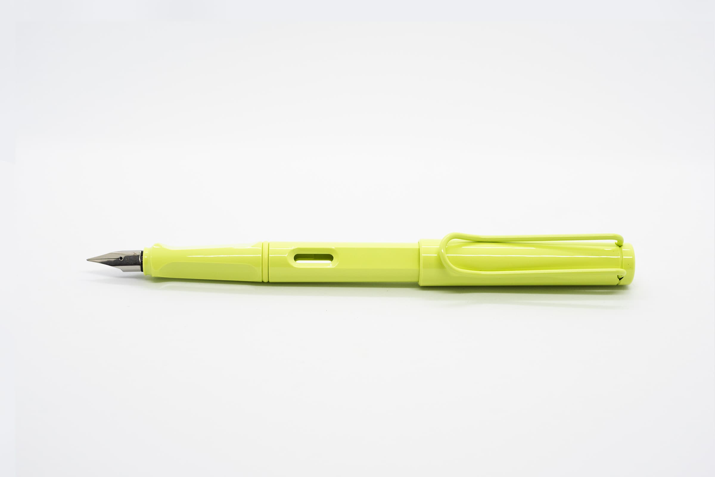 白い背景に横向きに置いたLAMY Safari スプリンググリーン。鮮やかな黄緑色の軸とキャップ、シルバーのニブ