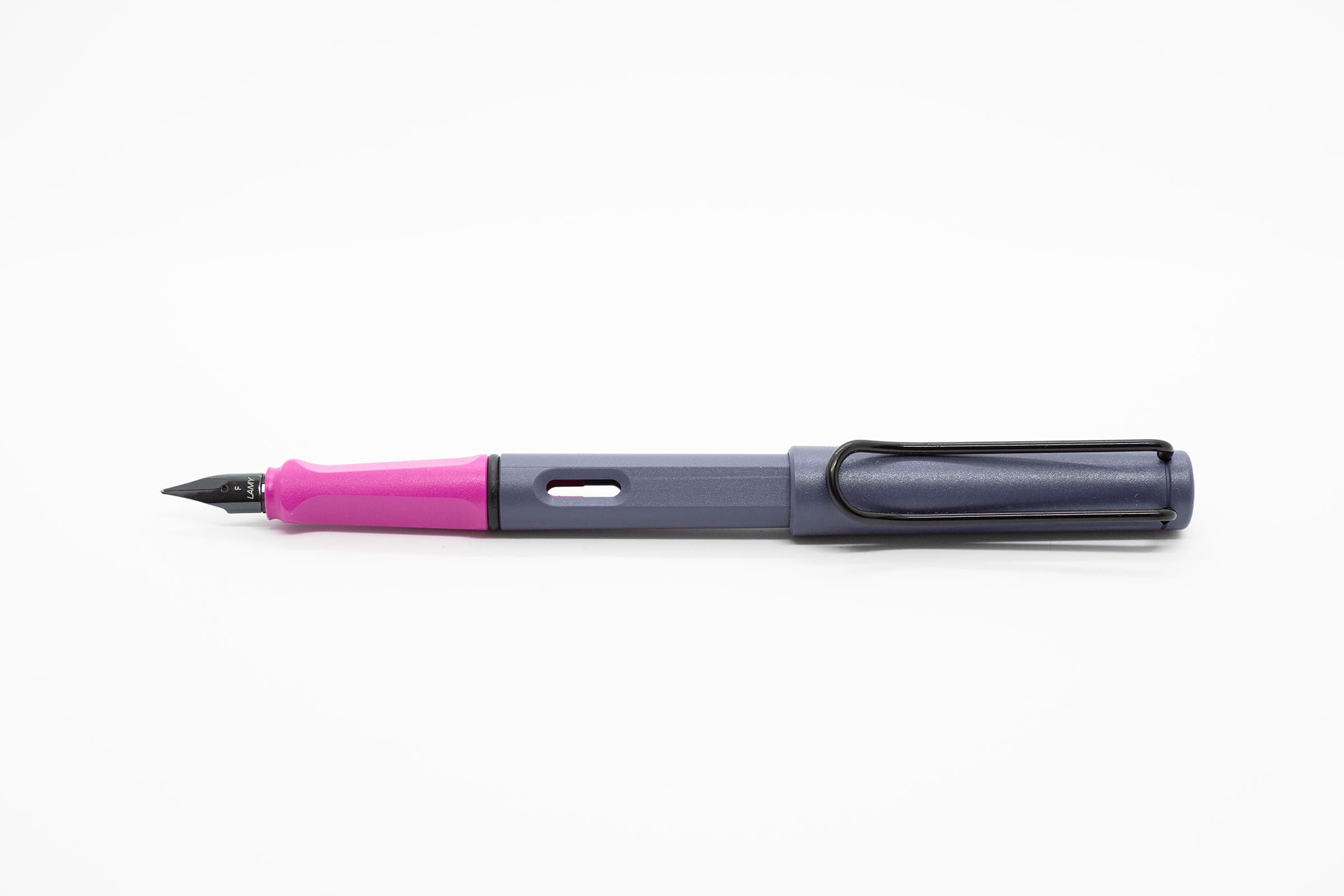 白い背景に横向きに置いたLAMY Safari ピンククリフ。ピンクのグリップとグレーの軸、黒いニブとクリップ