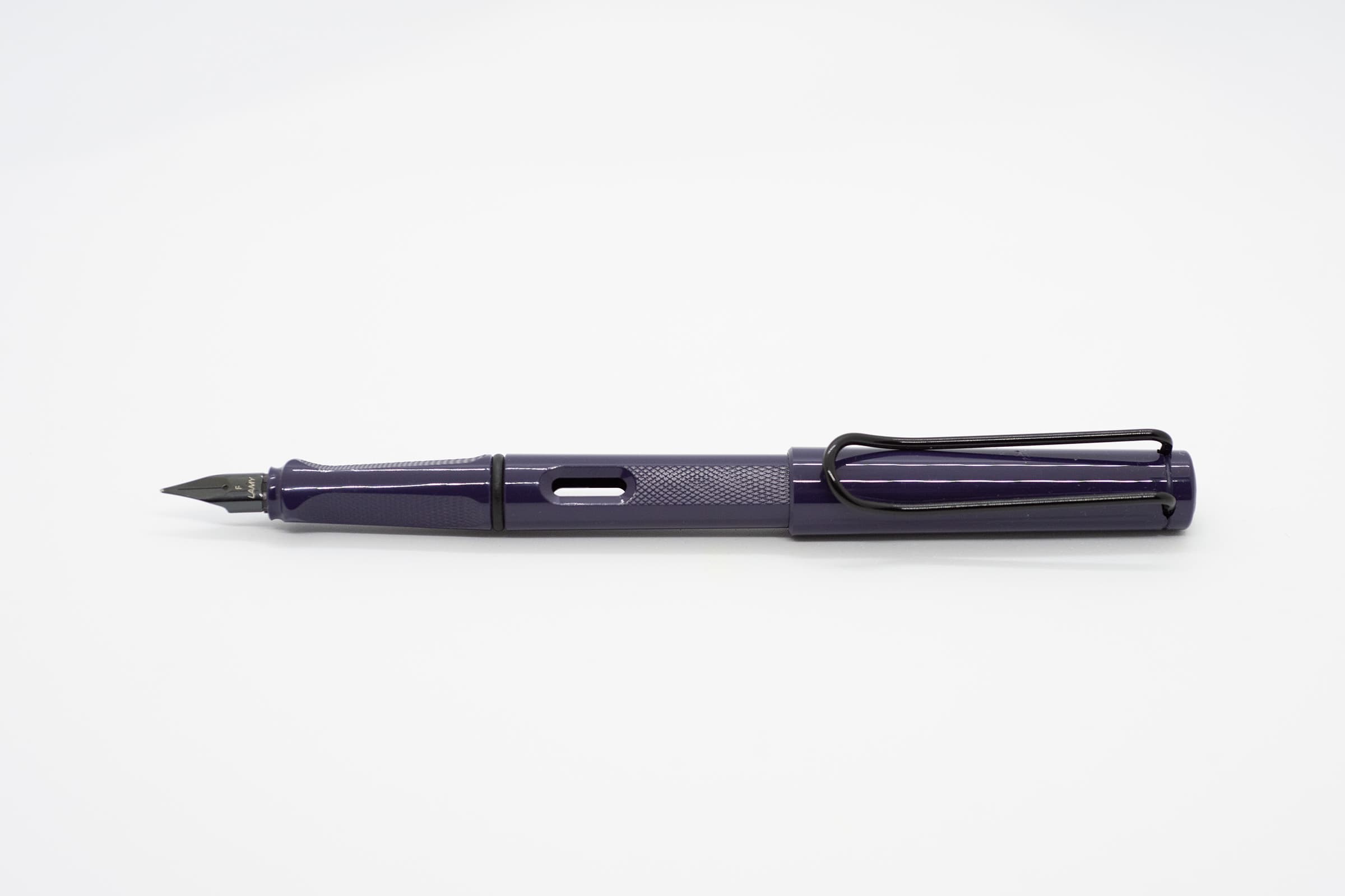 白い背景に横向きに置いたLAMY Safari メテオラ。深い紫色の軸とキャップ、凹凸模様のある軸とグリップ、黒いニブとクリップ